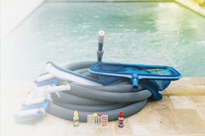 outils-nettoyage-entretien-piscine-image-du-kit-nettoyage-entretien-piscine-aspirateur-test-ph-ramasse-feuilles-balayeuse-piscine-scaled
